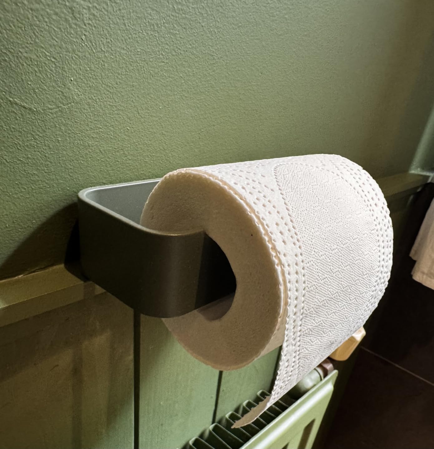 Zone Denmark Ume Toilettenpapierhalter Indigoblau Alu